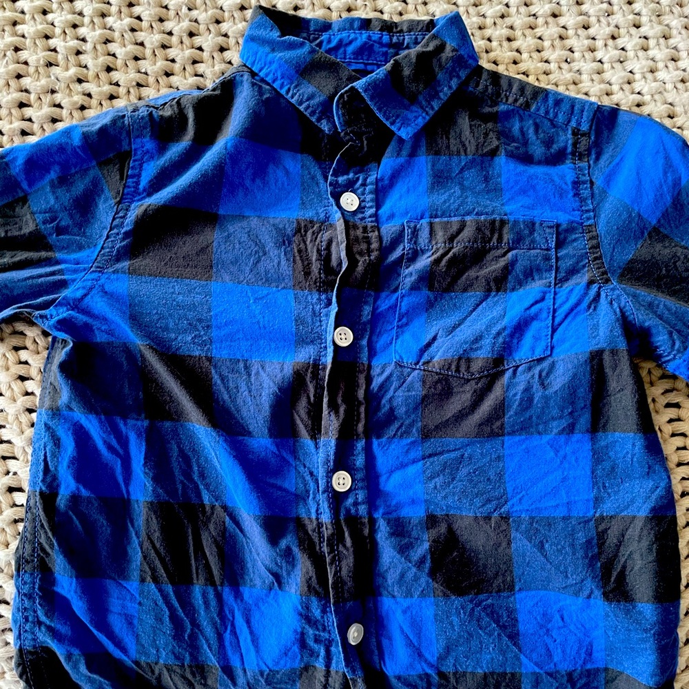 Cat & Jack boys long sleeve button down shirt.  Size is 4/5 or XS